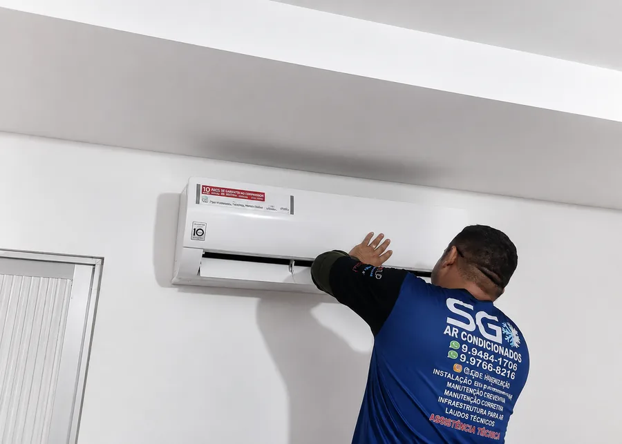 Técnico da SG Ar Condicionados fazendo manutenção em split residencial